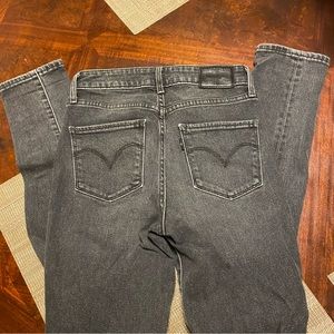 LEVI’s 721 High-Rise Skinny jean in charcoal.